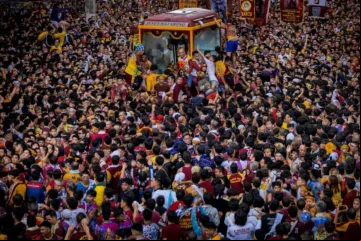 Devotos católicos filipinos se aglomeram para tocar a imagem do Nazareno Negro em Manila