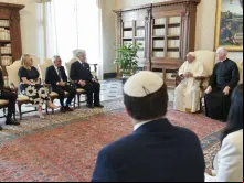 Papa Francisco se encontra com o presidente do Congresso Judaico Mundial, Ronald S. Lauder, e outros líderes, no Vaticano em 19 de outubro de 2023.