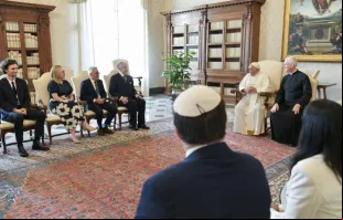 Papa Francisco se encontra com o presidente do Congresso Judaico Mundial, Ronald S. Lauder, e outros líderes, no Vaticano em 19 de outubro de 2023.