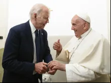 O presidente dos EUA, Joe Biden, com o papa Francisco em cúpula do G7 na Apúlia, Itália, em junho do ano ado.