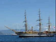 O navio de guerra italiano Américo Vespúcio.