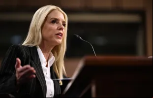 Pam Bondi em sua audiência de confirmação no Senado dos EUA ontem (15) em Washington D.C., EUA.