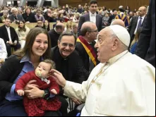 Papa Francisco abençoa bebê em audiência jubilar de sábado na Aula Paulo VI, no Vaticano , em 11 de janeiro de 2025.