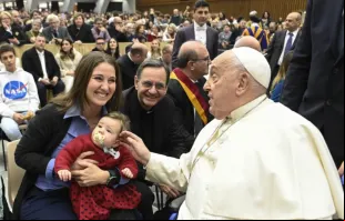 Papa Francisco abençoa bebê em audiência jubilar de sábado na Aula Paulo VI, no Vaticano , em 11 de janeiro de 2025.
