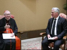O secretário de Estado da Santa Sé, cardeal Pietro Parolin, se encontra com o presidente de Cuba, Miguel Díaz-Canel, no Vaticano, em 20 de junho de 2023.