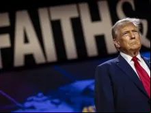 Donald Trump se prepara para fazer o discurso principal na Conferência de Políticas do Caminho para a Maioria da Faith & Freedom Coalition no hotel Washington Hilton em Washington, D.C, em 22 de junho de 2024.