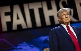 Donald Trump se prepara para fazer o discurso principal na Conferência de Políticas do Caminho para a Maioria da Faith & Freedom Coalition no hotel Washington Hilton em Washington, D.C, em 22 de junho de 2024.
