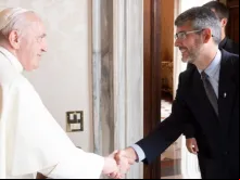 Papa Francisco recebe José David Correa, superior geral do Sodalício de Vida Cristã, no Vaticano em 30 de outubro de 2021.