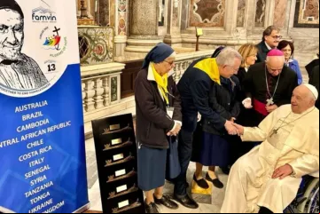 Papa Francisco com membros da Família Vicentina