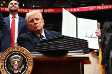 Donald Trump segura ordem executiva