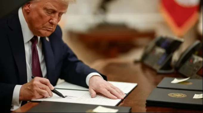 Donald Trump, assina ordens executivas no Salão Oval da Casa Branca ?? 