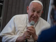 Papa Francisco fala a jornalistas a bordo do avião papal em entrevista coletiva ao retornar  de sua viagem de quase duas semanas pelo Sudeste Asiático em 13 de setembro de 2024.