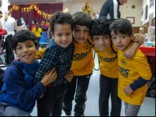 Filhos de imigrantes afegãos brincam em festa de fim de ano em St. Louis, Missouri, EUA, em 9 de dezembro de 2023.