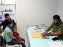 Imigrantes no centro humanitário Catholic Charities of the Rio Grande Valley em McAllen, Texas, EUA.