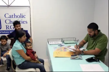 Imigrantes no centro humanitário Catholic Charities of the Rio Grande Valley