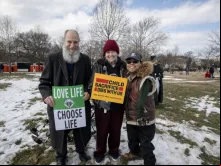Joan Andrews Bell (centro), ativista pró-vida anistiada pelo presidente Donald Trump e libertada da prisão poucas horas antes, na Marcha pela Vida em Washington D.C., EUA, com seu marido, Chris, e seu filho Emiliano Bell, em 24 de janeiro de 2025.