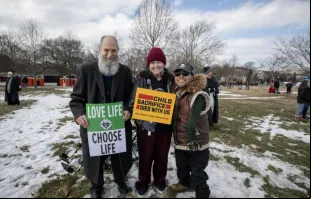 Joan Andrews Bell (centro), ativista pró-vida anistiada pelo presidente Donald Trump e libertada da prisão poucas horas antes, na Marcha pela Vida em Washington D.C., EUA, com seu marido, Chris, e seu filho Emiliano Bell, em 24 de janeiro de 2025.