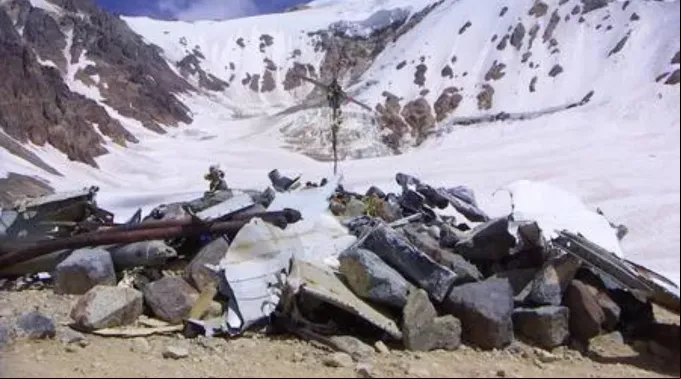 Pilha de rochas em memória de vítimas e sobreviventes do desastre aéreo nos Andes de 1972 ?? 