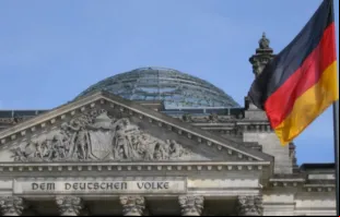 O prédio do Parlamento da Alemanha, também conhecido como Reichstag, em Berlim, Alemanha.