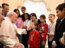 Papa Francisco cumprimenta crianças no Vaticano no último sábado (1).