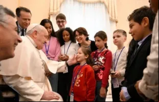 Papa Francisco cumprimenta crianças no Vaticano no último sábado (1).