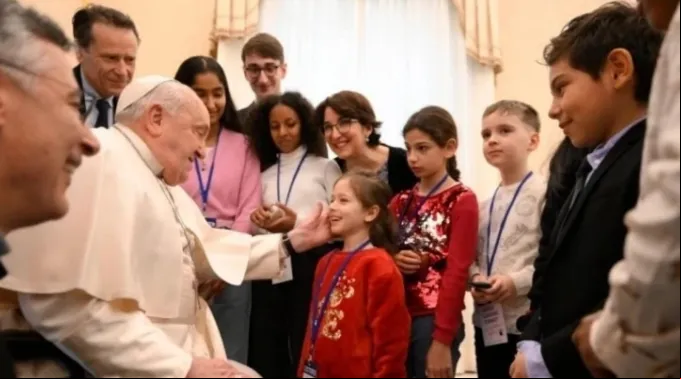 Papa Francisco cumprimenta crianças no Vaticano ?? 