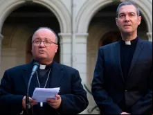 Monsenhor Jordi Bertomeu e dom Charles Scicluna, membros de missão especial que investiga o Sodalício de Vida Cristã.