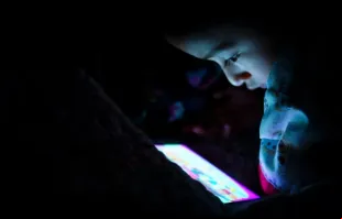Criança com tablet. Imagem referencial.