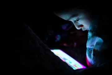 Criança com tablet