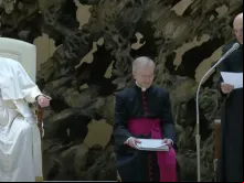 Padre Pierluigi Giroli lê catequese preparada pelo papa Francisco hoje (5) na Aula Paulo VI, no Vaticano.