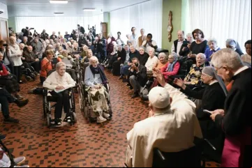 Idosos ouvindo o papa Francisco falar