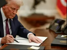 O presidente dos EUA, Donald Trump, assina decretos no Salão Oval, na Casa Branca, em Washington D.C, EUA.