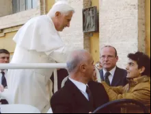 Pierangelo Capuzzimati cumprimenta papa Bento XVI no Vaticano.
