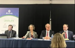 O rabino Emile Ackermann, Janet Buckingham, Todd Huizinga e Sean Nelson falam na Cúpula Internacional de Liberdade Religiosa (IRF, na sigla em inglês) deste ano em Washington, D.C., EUA.