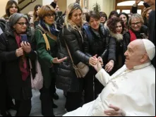 Papa Francisco cumprimenta ontem (6) membros da Ordem Interprovincial da Profissão de Obstetrícia de Catanzaro, Itália, na Casa Santa Marta, sua residência no Vaticano. | Crédito: Vatican Media