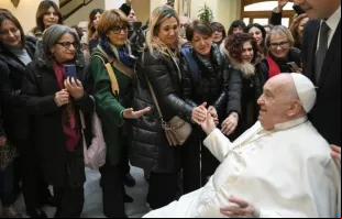 Papa Francisco cumprimenta ontem (6) membros da Ordem Interprovincial da Profissão de Obstetrícia de Catanzaro, Itália, na Casa Santa Marta, sua residência no Vaticano. | Crédito: Vatican Media