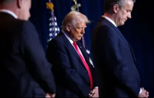 O presidente dos EUA, Donald Trump, participa ontem (6) de oração no Café de Manhã Nacional de Oração no hotel Washington Hilton em Washington, D.C., EUA.