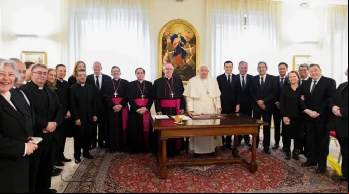 Papa Francisco e membros do comitê executivo do II Congresso Internacional de Fraternidades e Piedade Popular ?? 