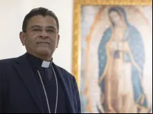 Dom Rolando Álvarez e imagem de Nossa Senhora de Guadalupe em Roma.