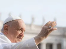 Papa Francisco cumprimenta fiéis na Praça de São Pedro, no Vaticano, em 13 de setembro de 2023.