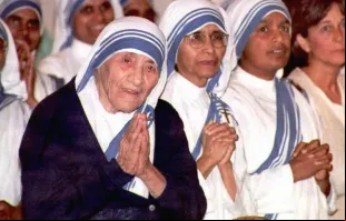 Madre Teresa sorri em missa na igreja católica do Sagrado Coração em Atlanta, EUA, em 12 de junho de 1996.