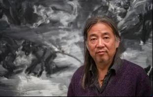 O artista Yan Pei-Ming em seu estúdio em Paris em 2016.