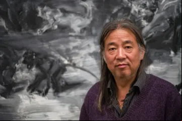 O artista Yan Pei-Ming em seu estúdio em Paris em 2016