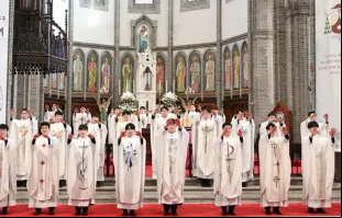 Os 26 novos padres da arquidiocese de Seul dão sua primeira bênção depois de cerimônia de ordenação no último sábado (7).