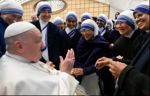 Missionárias da Caridade se encontram com o papa Francisco ontem (12) no Vaticano.