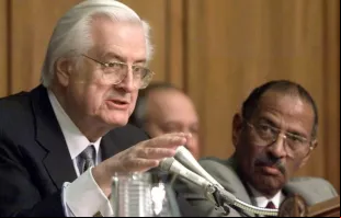O deputado do Estado de Illinois, EUA, Henry J. Hyde (à esquerda) em 1998.