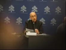 O prefeito do Dicastério para a Doutrina da Fé, cardeal Víctor Manuel Fernández, em entrevista coletiva sobre documento da Santa Sé sobre aparições marianas em 17 de maio de 2024.