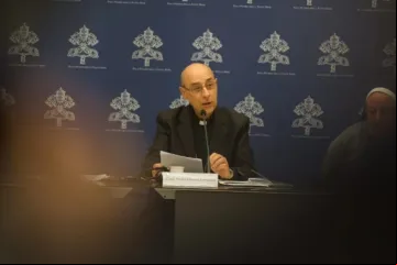 Cardeal Víctor Manuel Fernández em entrevista coletiva sobre documento da Santa Sé sobre aparições marianas