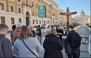 Marcin Bogacki de Varsóvia, Polônia (à direita) reza antes de atravessar hoje (21) a porta santa da basílica de São Pedro, no Vaticano, com sua mãe e seu filho de quatro anos.