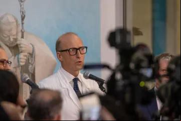 Sergio Alfieri em entrevista coletiva no Hospital Policlínico Agostino Gemelli